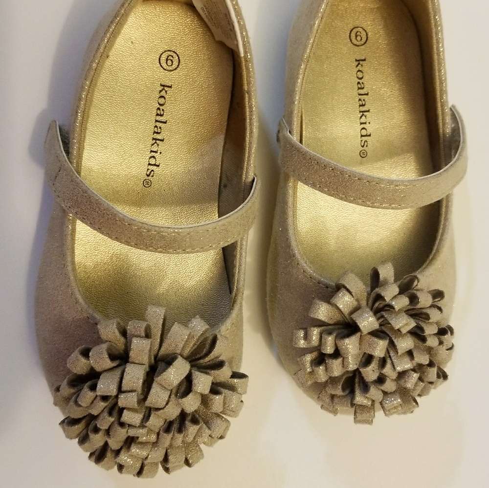 💕Gold Toddler Shoes Size 6 !